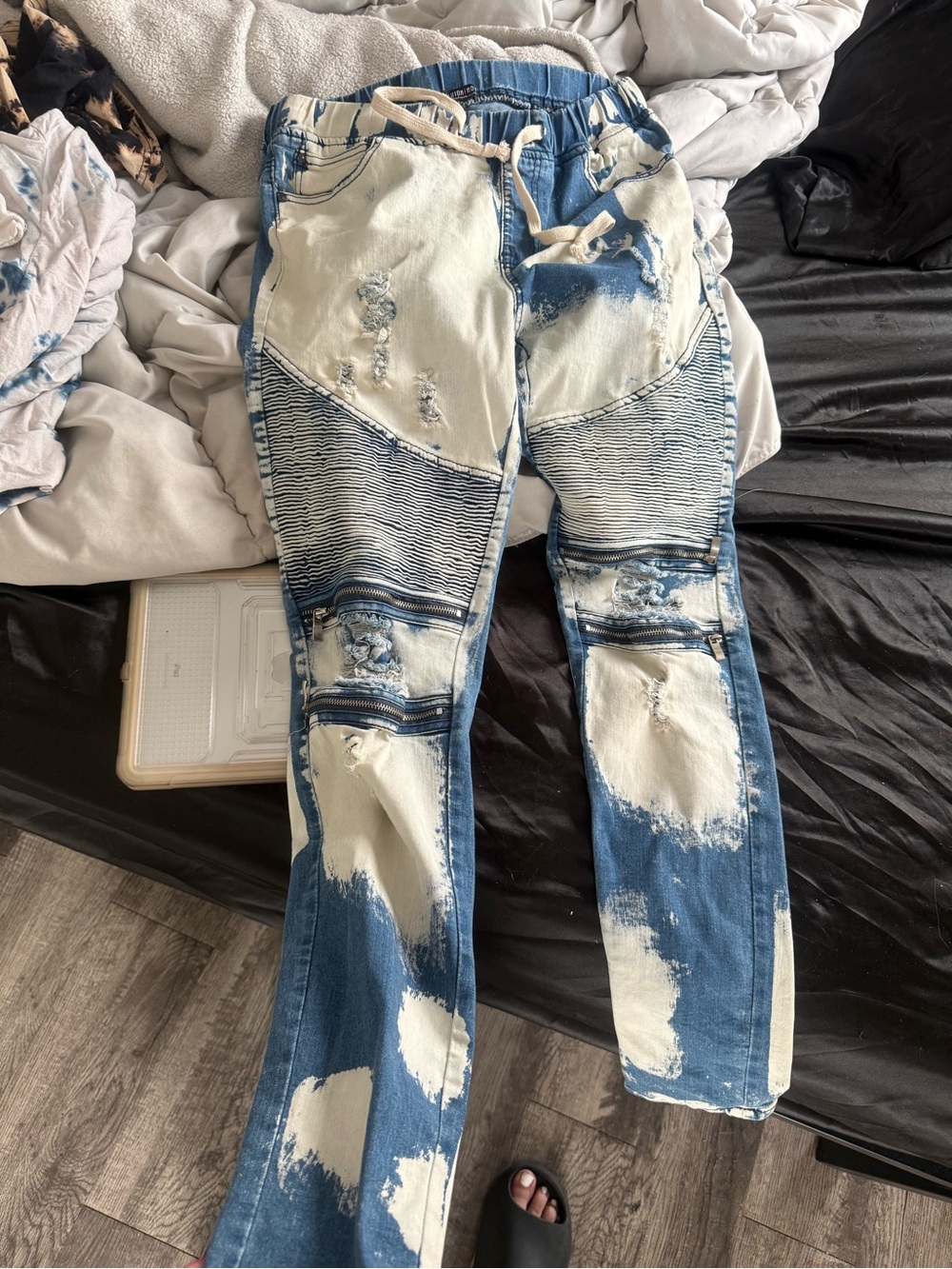 Distressed Paint-Splash Moto Jeans in Blue and White